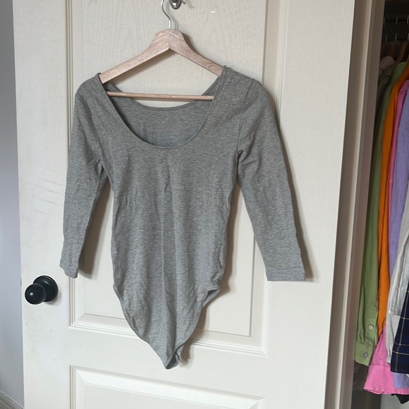 3/$30 BNWOT gap size XS full sleeve bodysuit in colour gray - Picture 3 of 5